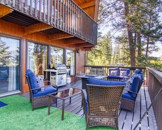 Hebron Cabin: 4 Bdrms |Sleeps8 (13 incl kids)| Hot tub Pet Friendly - Fairmont Hot Springs - Balcony