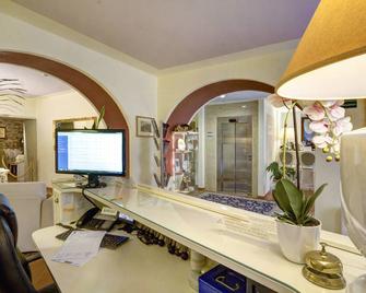 Hotel Volterra In - Volterra - Front desk