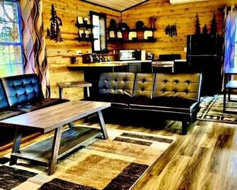 Shire Villa: Pet-Friendly Cabin Near Cook Forest+anf W Firepit & String Lights - Marienville - Living room