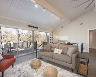 New! Fun & Modern Lake Retreat Near Marina! - Pottsboro - Sala de estar