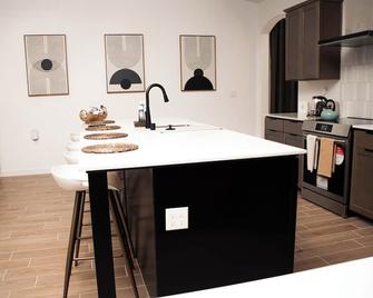 Luxurious 2br 2ba Modern Getaway - Bakersfield - Cuisine