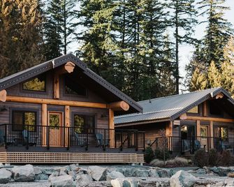 Rowena's Inn On The River - Harrison Hot Springs - Gebäude