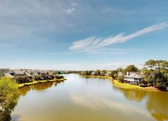 Island Serenity Lakeview Villa With 3br 3ba - Pawleys Island - Outdoors view