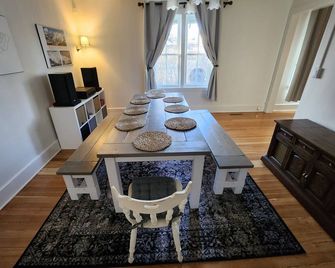 Cozy Castle Cottage on the doorstep of Waterton National Park & Castle Mountain. - Pincher Creek - Schlafzimmer