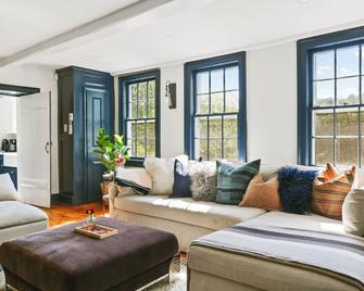 Classic Country 6 Bedroom - Kingston - Living room