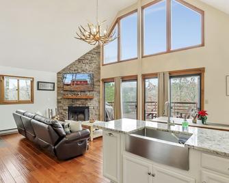 Luxurious Cabin with Cozy Ambiance Just 1 Block from Bryce Resort Ski/Hike/Bike - Basye - Sala de estar