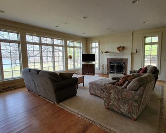 3000 sq ft home - Private 25 acres on a river - 45 min from Milwaukee or Madison - Burlington - Huiskamer