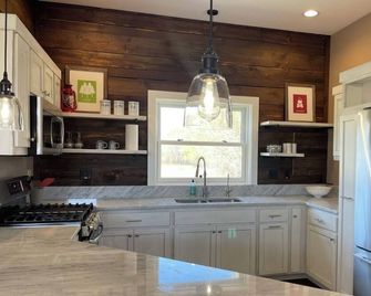 Cozy studio in peaceful Hamilton with AC, WiFi - Hamilton - Cocina
