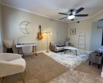 Lavish 2bed apt w/great location/GYM/fully stocked - Santa Clara - Living room