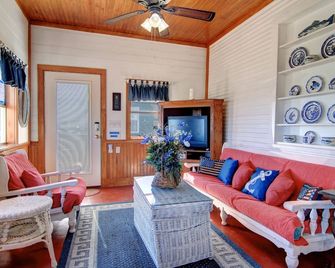 Joys Beach 1 Bedroom Cottage by RedAwning - Rockport - Living room