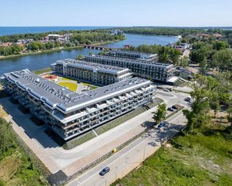 Dziwnów River Side Apartment with Balcony by Renters Prestige - Dziwnów - Budynek