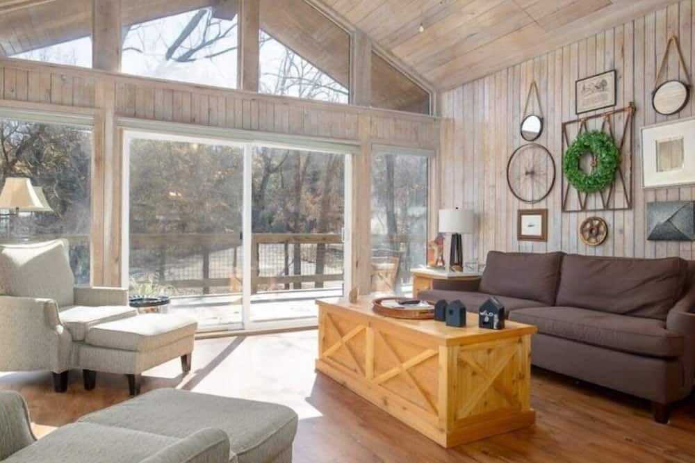 Woodland Breeze with Hot Tub - Sulphur - Sala de estar