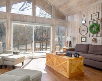 Woodland Breeze with Hot Tub - Sulphur - Sala de estar