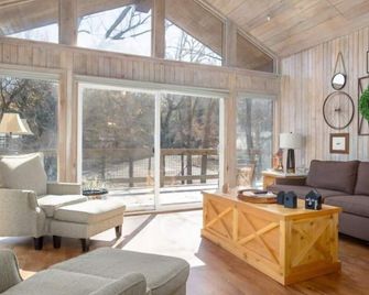 Woodland Breeze with Hot Tub - Sulphur - Sala de estar
