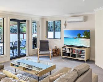 White Sands Villa by Experience Jervis Bay - Huskisson - Living room
