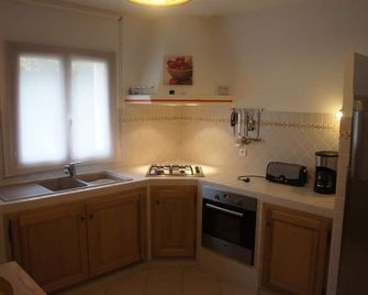 The 'Cabanon 1' gîte - La Garde-Freinet - Kitchen