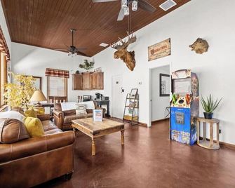China Mary Inn: 'Doc Holliday Suite' Charming 2-bedroom in heart of Tombstone - Tombstone - Living room