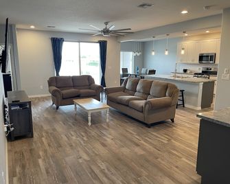 House on Lake and Huukan Golf Course - Fort Mohave - Living room