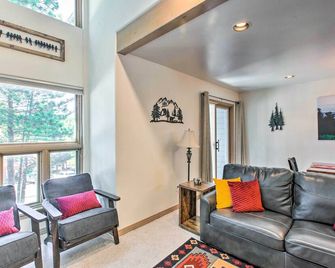 Vibrant Escape Less Than Half Mi to Angel Fire Resort - Angel Fire - Living room