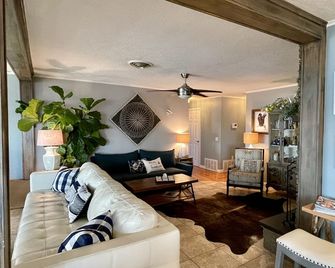 'Sunrise Cottage' Beautiful Lakefront Panoramic View W/ Hot Tub and Boat Dock - Vinita - Wohnzimmer