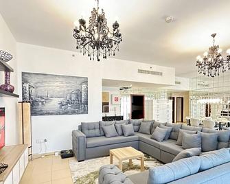 Alphatel Beach Hostel Jbr - Dubai - Living room