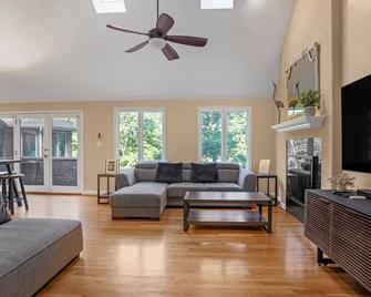 Luxurious Private Lakefront Paradise home - Mooresville - Living room