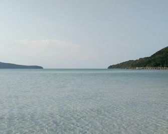 Mangrive bungalows in wonderful Koh rongsamloem island saracen bay - Koh Rong Sanloem - Beach