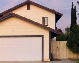 This duplex is a 1 bedroom(s), 1 bathrooms, located in Redlands, CA. - Redlands - Edificio
