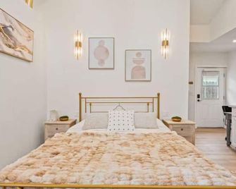 Golden Roseville Luxe Retreat - Roseville - Bedroom