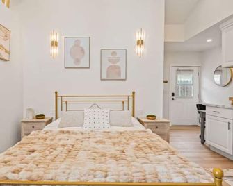 Golden Roseville Luxe Retreat - Roseville