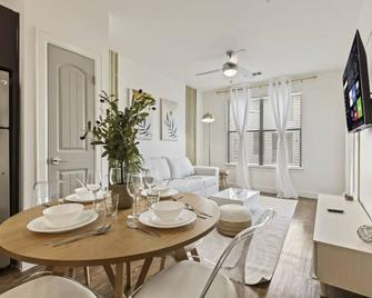 Spacious 1B w Pool Near Toyota HQ The Star Legacy West 1350 - Frisco - Comedor