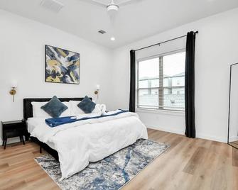 Midnight Reverie- Luxury Townhouse-Med Center Dwtn - Houston - Bedroom