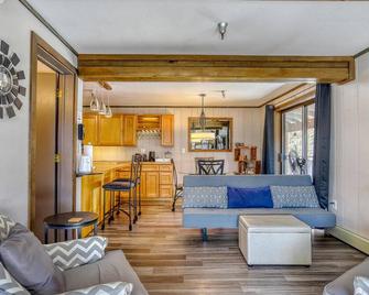 Skier and Snowboarder Retreat, updated Thunderhead Lodge #301 - Government Camp - Living room