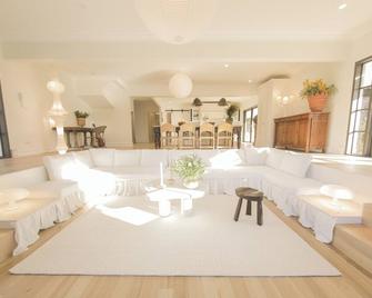 A highlands luxury escape nestled in the rolling hills of Robertson - Robertson - Living room