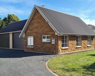 Spacious Contemporary Retreat - Tamahere - Building