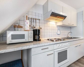 Apartment 'Ferienwohnung 4 Schwalben' with Shared Garden and Wi-Fi - Bordelum - Kitchen