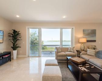 Waterfront luxury home with private pool - Key West - Living room