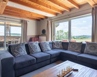 Beautiful, Luxury Home with Sauna, Hot Tub, Private Bathrooms - Houffalize - Obývací pokoj
