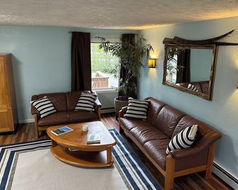 Bear Mountain View 4BR Home- Only 25 Min from Anchorage, Great Central location ,- 5 star property - Eagle River - Sala de estar