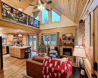 Relax and Unwind at Peaceful Pines Log Cabin and Outdoor Sauna - Mount Vernon - Living room
