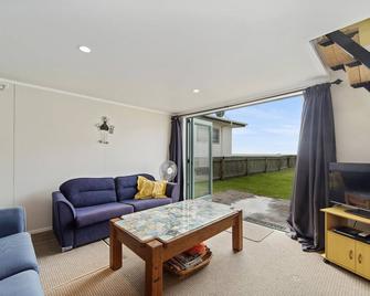 Beachfront Pukehina Apartment - Te Puke - Living room