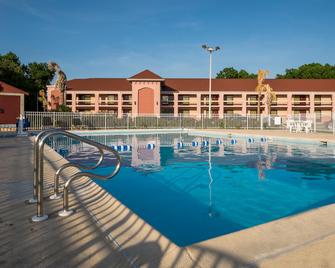 Red Roof Inn Virginia Beach - Norfolk Airport - וירג'יניה ביץ' - בריכה