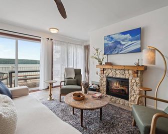 Sunset View Waterfront Home in the heart of Seneca Lake Wine Trail with Hot Tub - Hector - Sala de estar