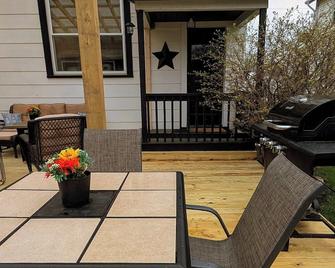 Charming & Updated Cozy/Clean 2 bed house! Luxury beds & covered back patio! - Franklin - Patio