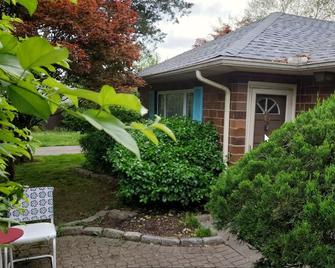 Renovated & Quiet Bungalow Within Minutes of Downtown Louisville - Sellersburg - Outdoors view