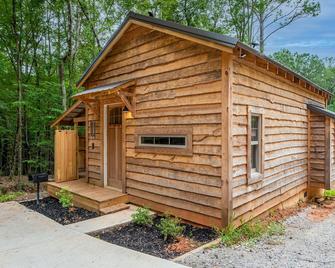Tiny House with Fireplace, Tub & Shower Near Milledgeville Colleges - Milledgeville