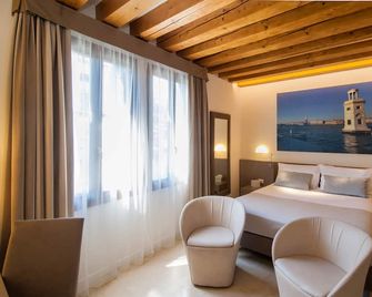 Leone Hotel - Venice - Bedroom