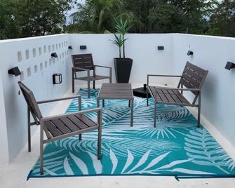 Olas de Boqueron Beach House a 5 minute walk to El Poblado de Boqueron - Boqueron - Patio