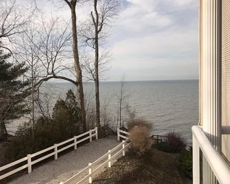 Condo at Lake Erie Vista, Unit 201 - Private Beach, Balcony, Pool - Geneva - Balcón