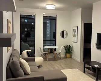 Spacious 2BR + Sofa Bed | Walk to Laurier & Uptown | Free Parking - Waterloo - Salon